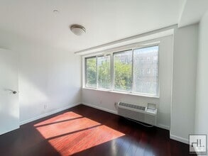 Building Photo - STANHOPE STREET / Spacious 2-Bed 1-Bath / ...