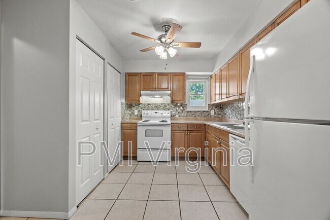 Building Photo - 1441 Longdale Dr