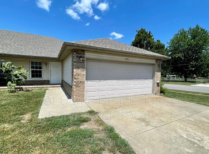 4305 W La Siesta St, Springfield, MO 65802 Condo for Rent in