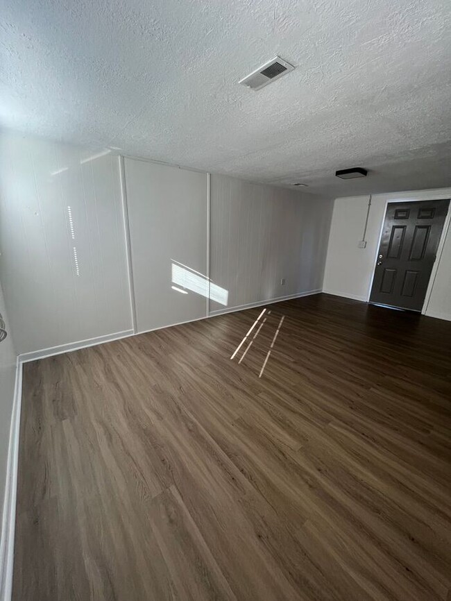 Foto del edificio - Spacious studio near downtown Easley.