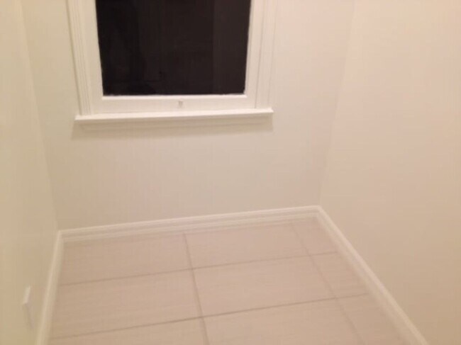 Separate dining area or office space - 1314 N Vista St