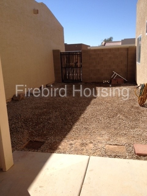Building Photo - 2300 E Magma Rd