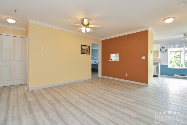 Building Photo - Spacious 2-Bedroom + Den Condo in Prime La...