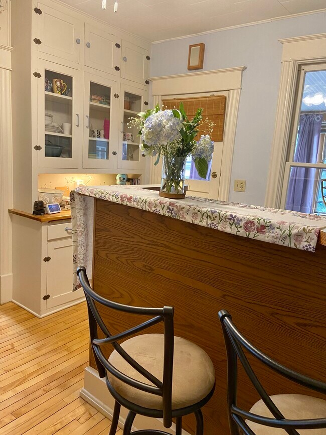 Cocina, barra en el mostrador - 2303 Atwood Ave