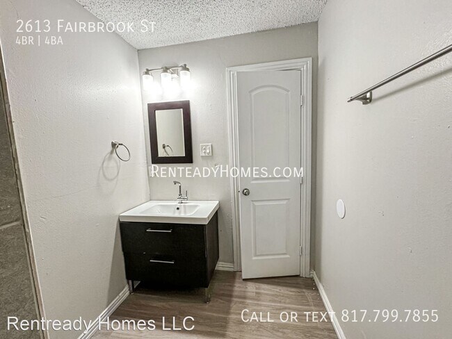 Building Photo - 4 br, 3.5 bath House - 2613 Fairbrook St