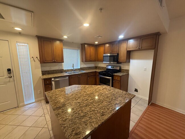 Foto del edificio - 4609 Kester Ave