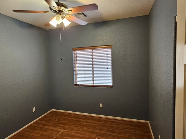 Building Photo - Great 1670 sq ft 4 bd 2 bathroom home in l...