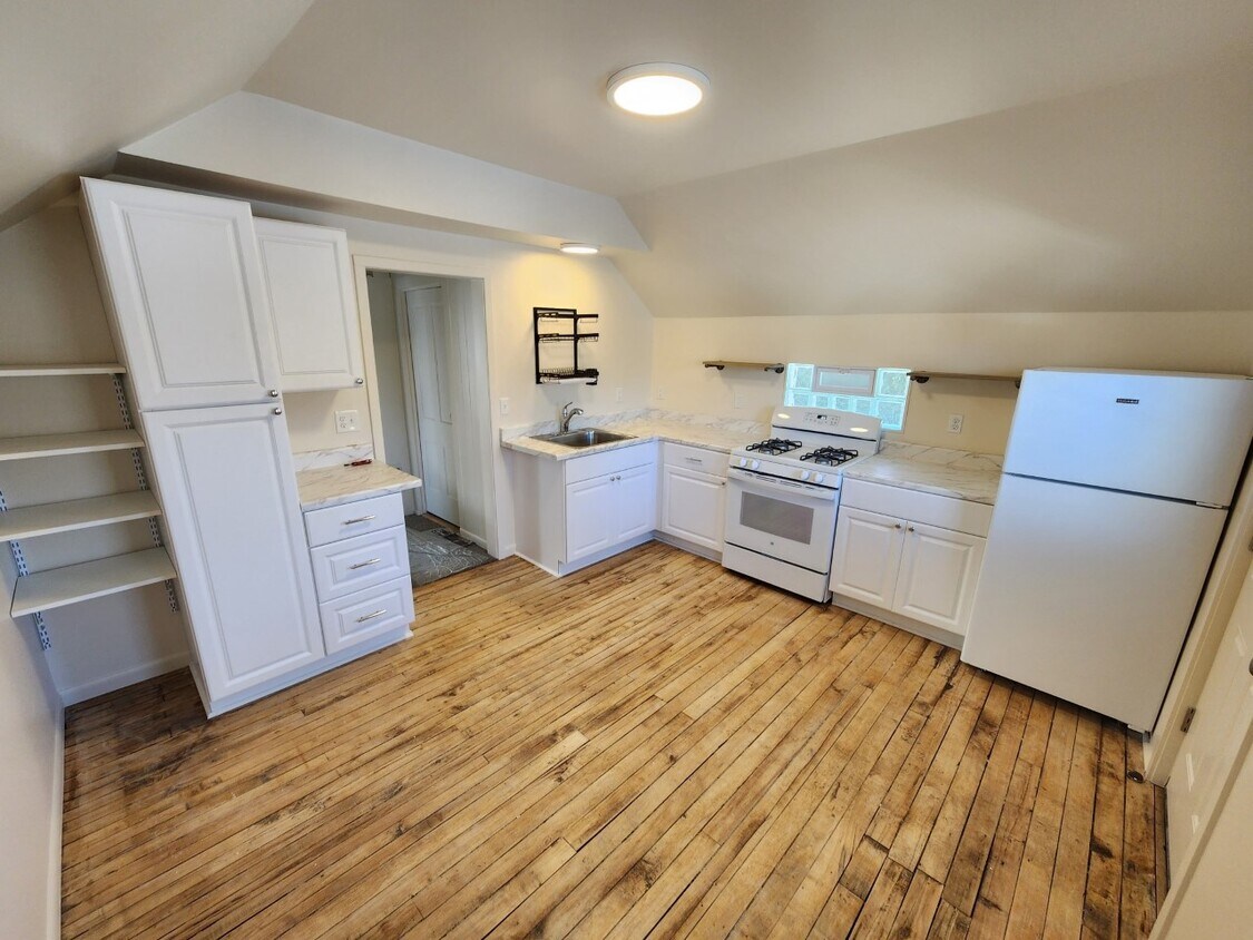 203 Burns St Unit 2, Charlevoix, MI 49720 203 Burns St Charlevoix, MI Apartments for Rent in