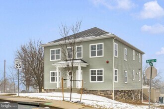 Building Photo - 406 W Green St