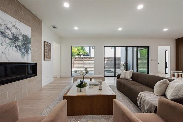 Foto del edificio - 6443 Kenwood Ave