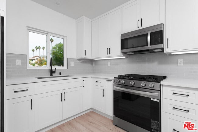 Building Photo - 1319 S St Andrews Pl
