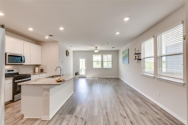 Building Photo - 616 Sungrove Trl