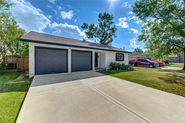 Foto del edificio - 7838 Royalwood Dr