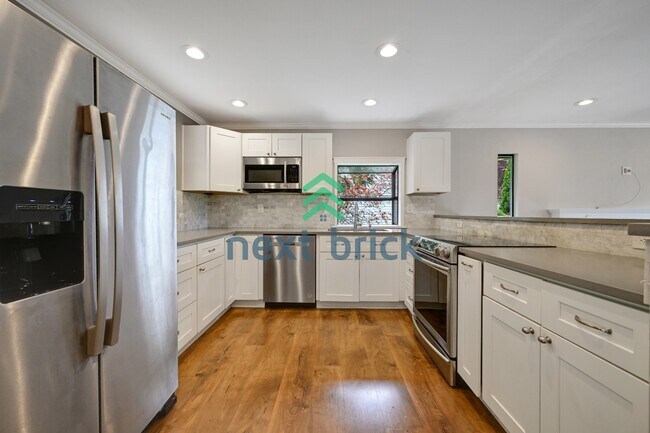 Foto del edificio - Move-In Ready 4 Bedroom Home in Prime Bellevue Location