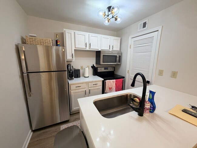 Foto del edificio - Lovely Condo In Sandy Springs Convenient to Hwy 400!