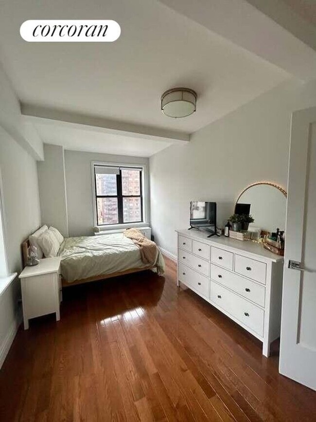 Building Photo - 210 W 70th St