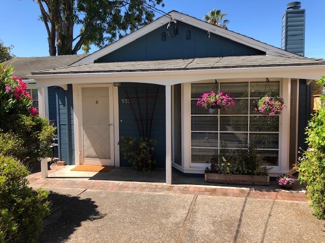 Puerta principal - 933 Crane St