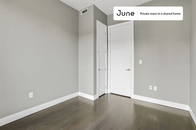Building Photo - Private bedroom in 4 bed/2 bath Home