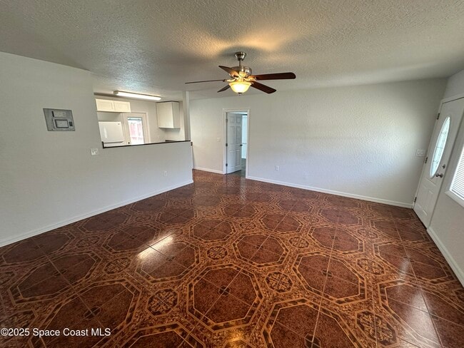 Building Photo - 2033 Robinhood Dr