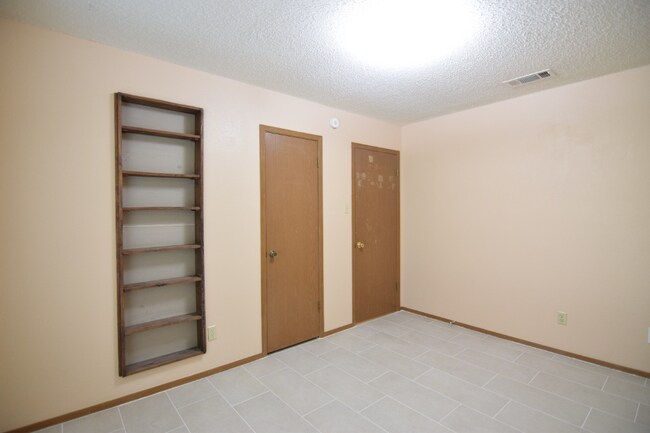 Building Photo - 3703 Saratoga Ave