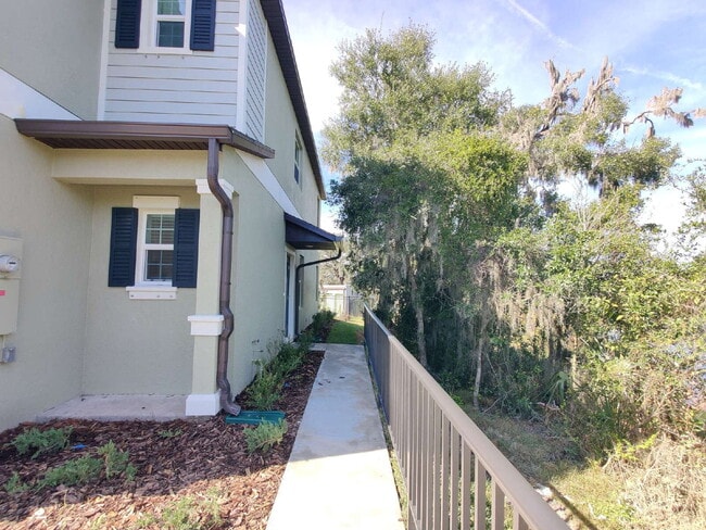 Building Photo - Spacious End-Unit Townhouse in FishHawk Ranch | Top-Rated Schools