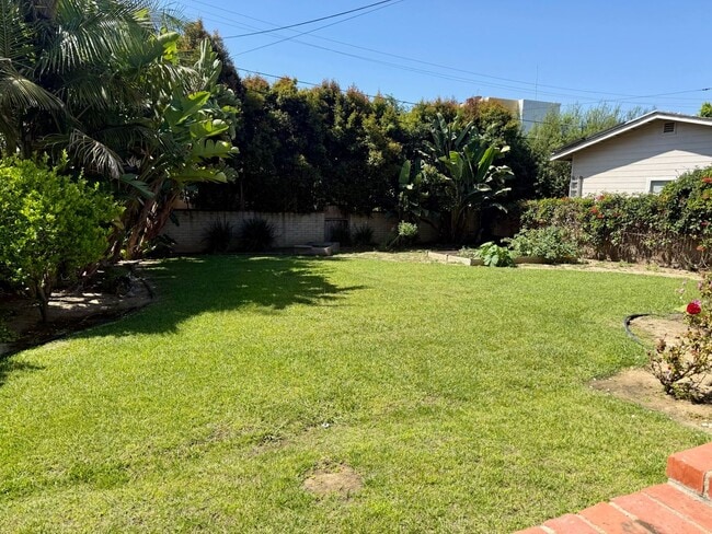 Foto del edificio - 4 Bed 2 Bath Home with Large Yard in Pacif...
