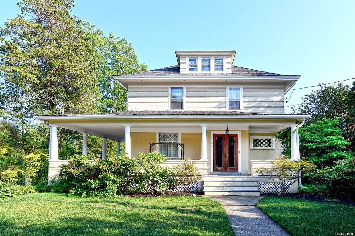 158 Willow St, Roslyn Heights, NY 11577 House Rental in Roslyn