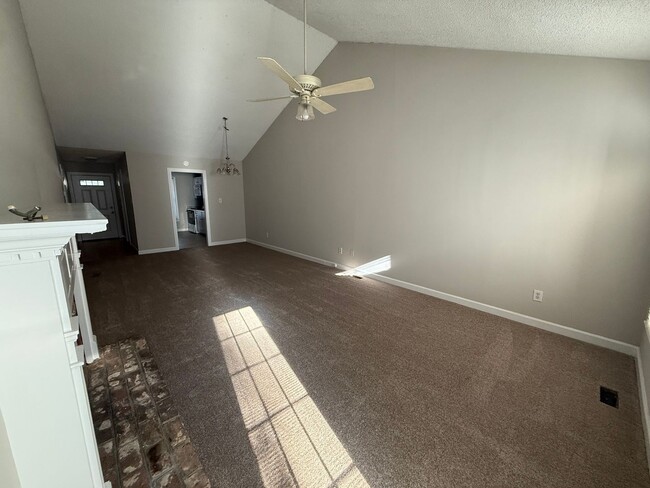 Building Photo - 925 S Hornbeam Dr