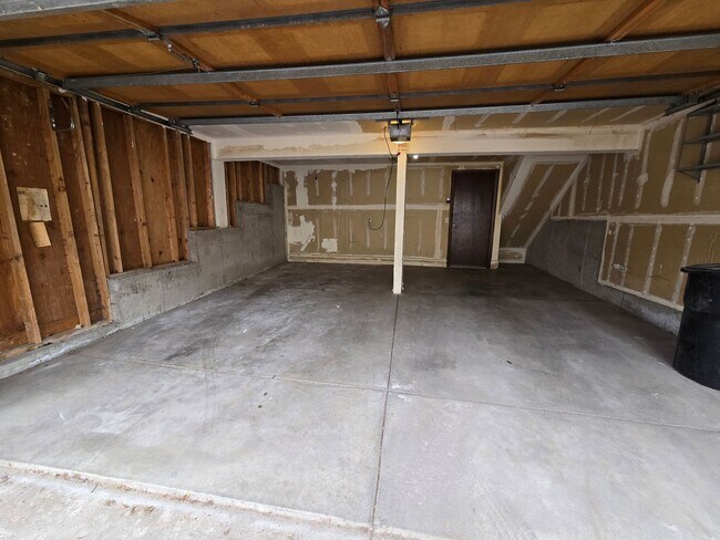 Foto del edificio - Stunning Townhome with Prime Location and ...
