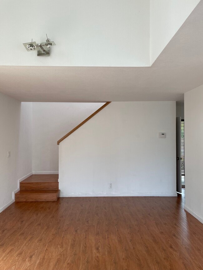 Building Photo - 833 S San Tomas Aquino Rd