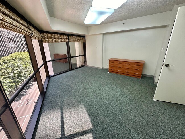 Building Photo - Executive Centre - 1 Bed, 1 Bath, 1 Parking !