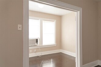 Building Photo - 405 W Clay St