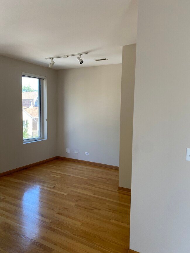 Building Photo - 3008 S Emerald Ave