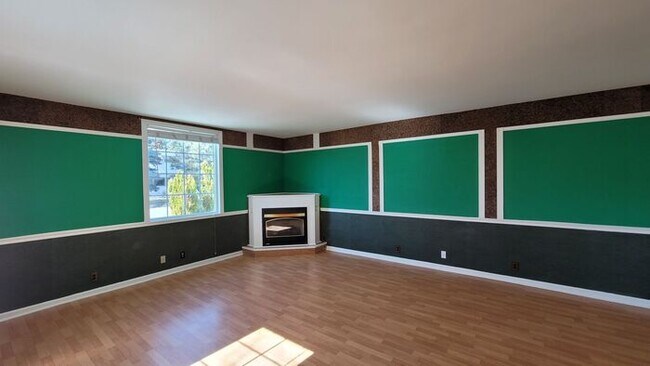 Building Photo - Very large 2 Bedroom/ 2 Bath house 10 minu...