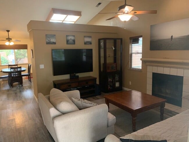 Building Photo - Available 8/1 - single level home in Lincoln