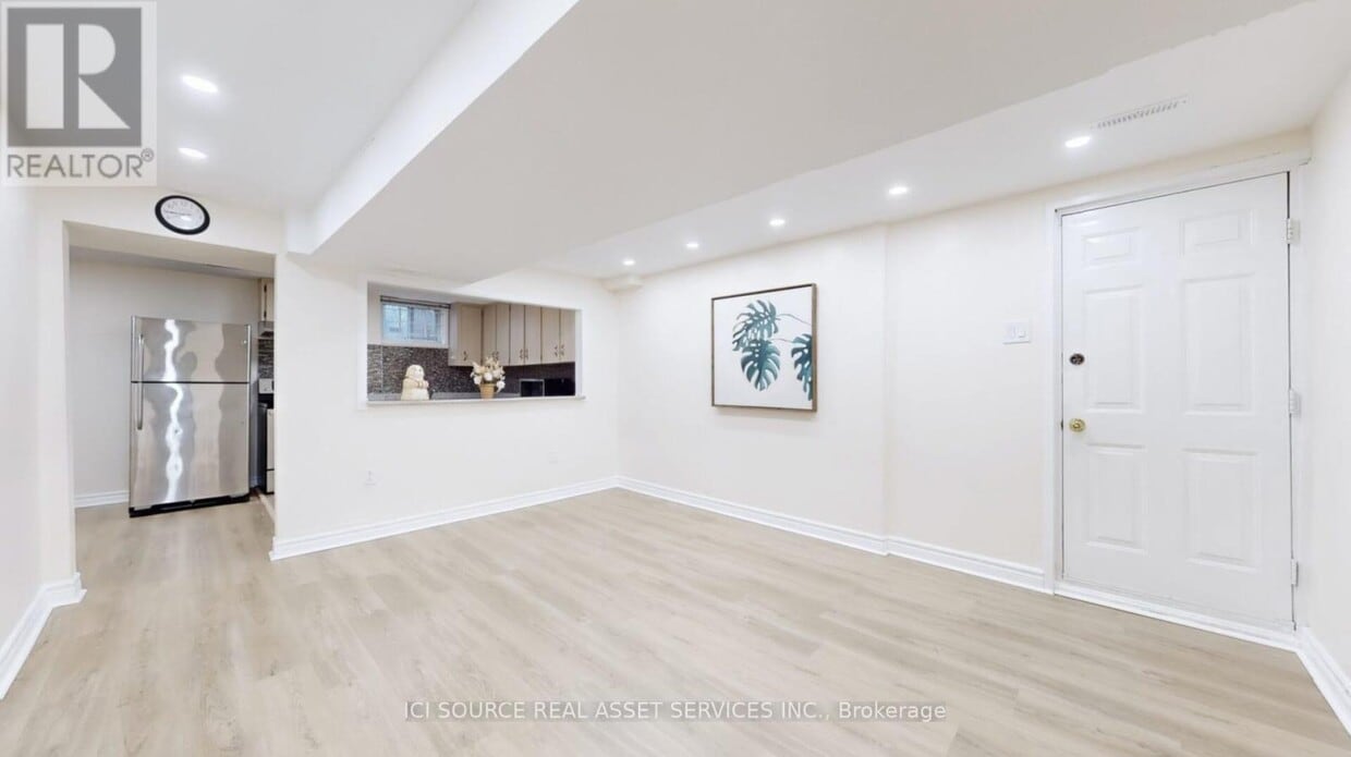 Primary Photo - 6 Queenscourt Dr