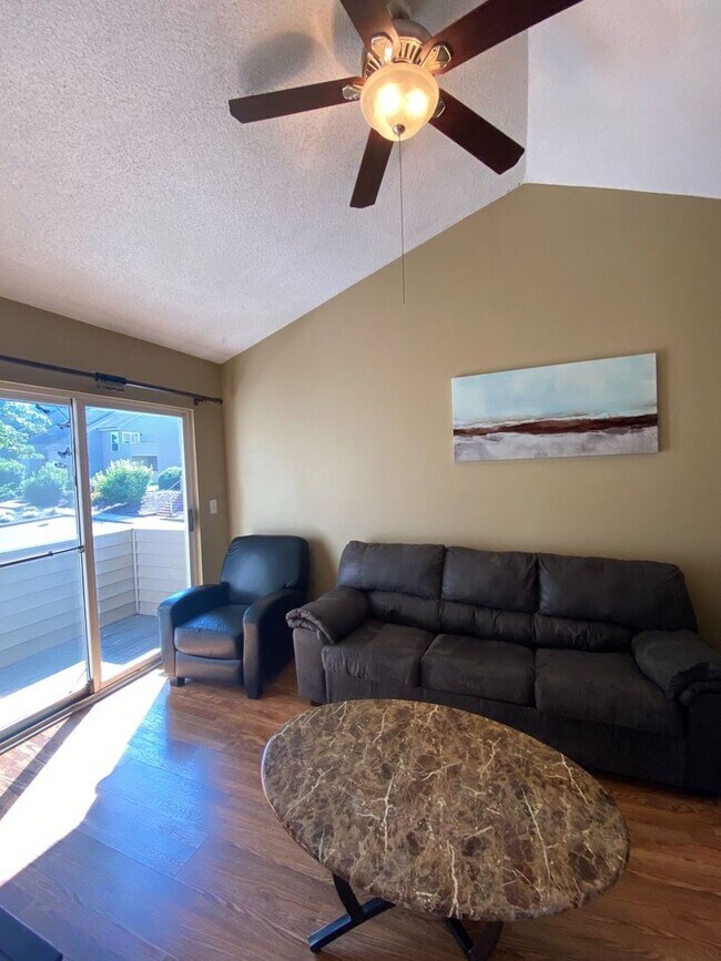Building Photo - 1324 Bradley Dr