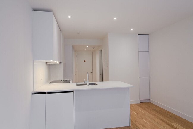 Building Photo - 3495 Rue de la Montagne