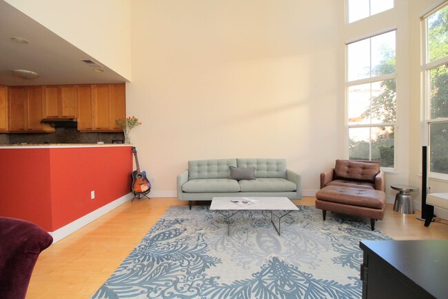 Foto del edificio - Best deal in the Dogpatch! Spacious top fl...