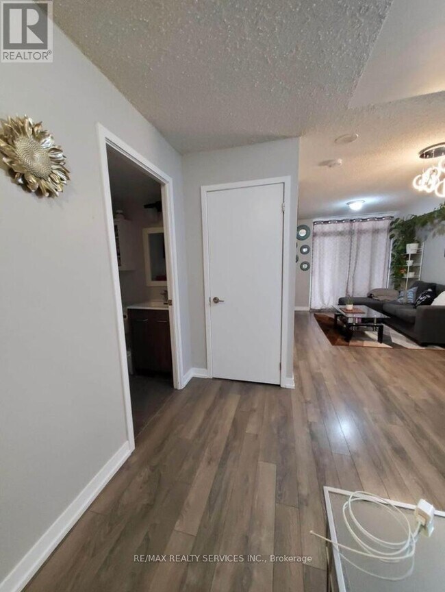 Building Photo - 812 Lansdowne Ave