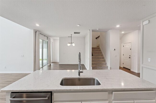 Building Photo - 756 Steerview St