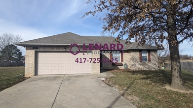 Building Photo - 895 W Cambridge Ave