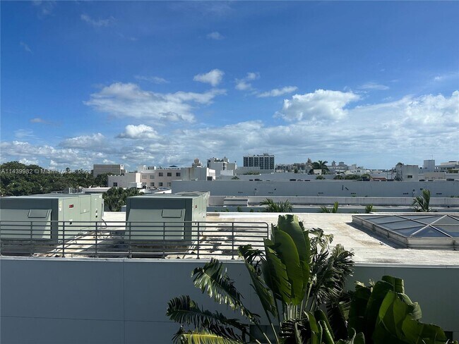 Building Photo - 720 Collins Ave