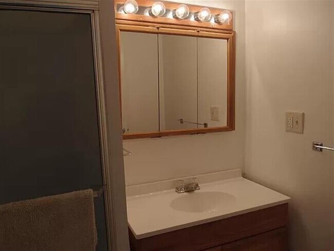 Building Photo - Newly remodeled 2 bedroom