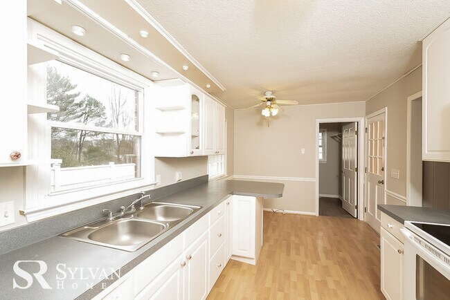 Building Photo - Come view this charming 3BR 2BA home