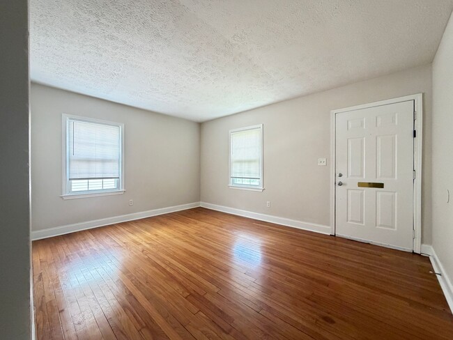 Building Photo - Wonderful 3 Bed and 1 Bath!