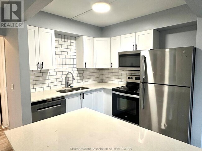 Photo du bâtiment - 222 St Clair St