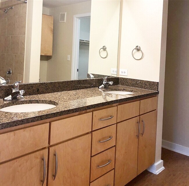 Building Photo - Luxe 1-Bed Apartments: Modern Comfort in U...