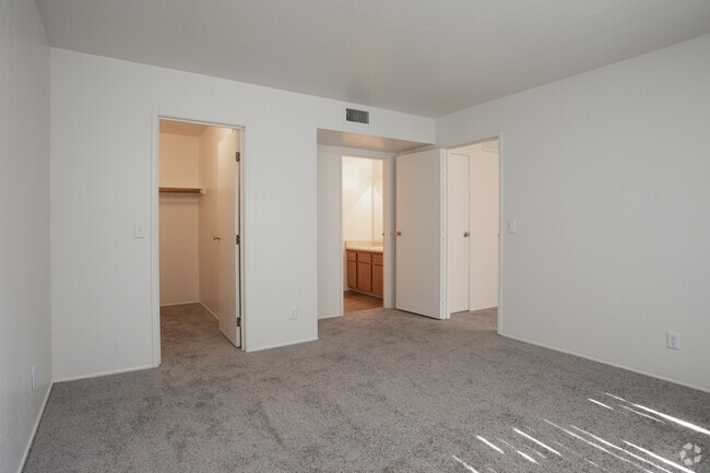 1BR, 1BA - 655 SF - The Overlook At Pusch Ridge