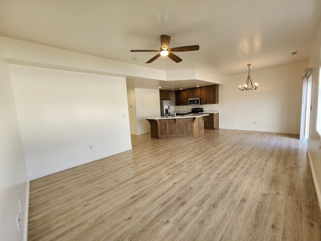 Foto del edificio - Adorable 3-Bedroom Townhome with 2-Car Gar...